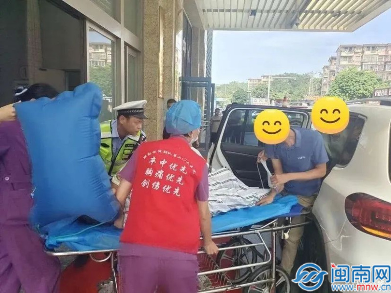 漳州老人突发疾病紧急送医 交警一路开辟“生命通道”