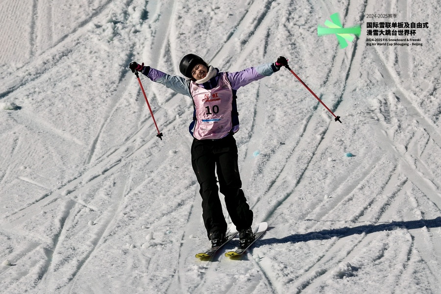 滑雪跳台世界杯北京站：中国选手刘梦婷、杨如意晋级决赛
