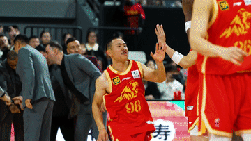 追光丨让我们欢迎98号球员，何明亮！