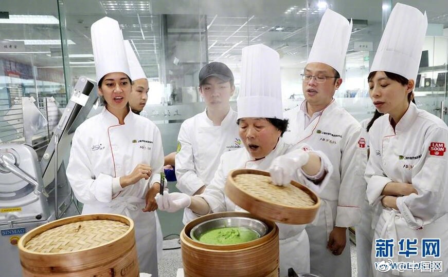 港股蛇年首个交易日AI概念股走强 中芯世界涨超10%
