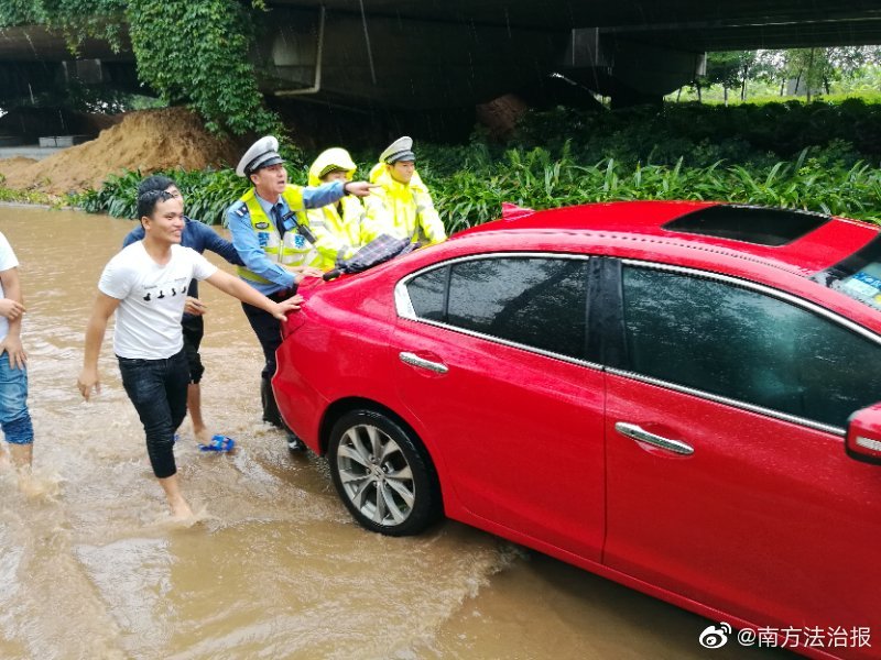 上海在黄浦江高潮发布蓝色预警