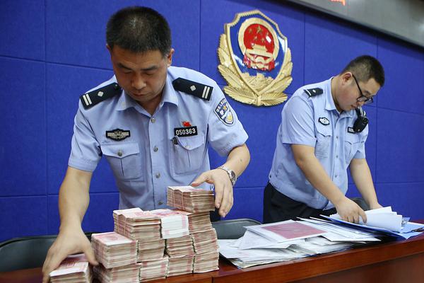 商圈“扮靓”焕新 助燃年末消费