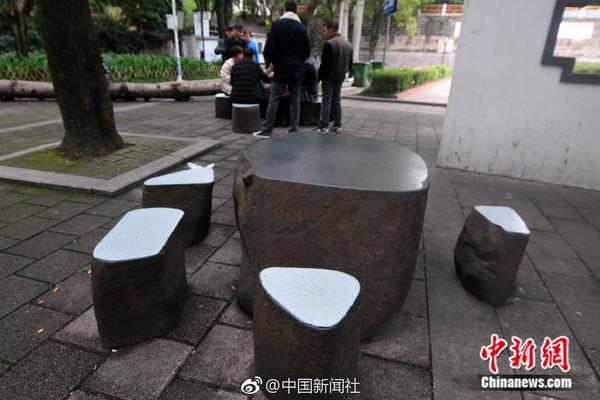涨疯了！基金公司紧急提示风险；1100栋房屋损毁，包括多位好莱坞明星豪宅；APP崩溃打不开车门，比亚迪回应；813:1，史上最火