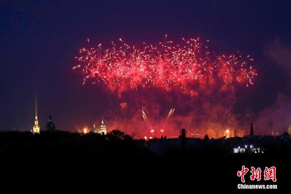 周润发70大步流星，刘晓庆74高空跳伞，一时分不清谁是“年轻人”
